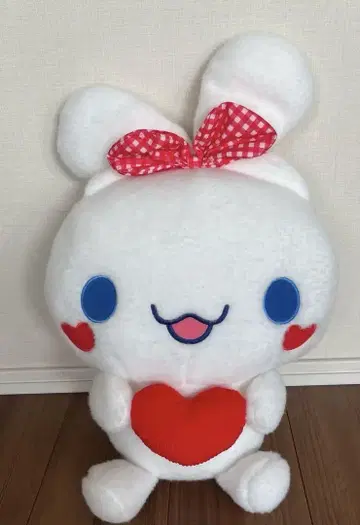하트 달린 흰색 봉제인형 시나몬롤