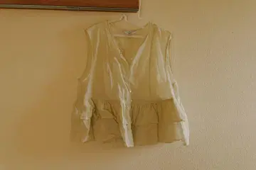SLOBE IENA 프릴 크림색 슬리브리스 상의