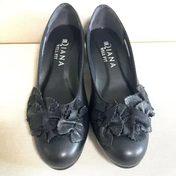 DIANA WELLFIT 블랙 플라워 악센트 펌프스 23cm