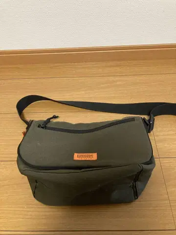올리브 그린 숄더백 플랩식