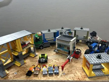 LEGO 건설 트럭과 미니피겨 세트
