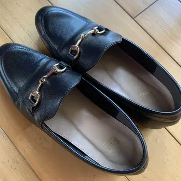 블랙 가죽 로퍼 금장 장식