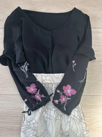 새 상품 꽃무늬 자수 블라우스 검정 긴팔 비진백화 스타일 블랙 핑크