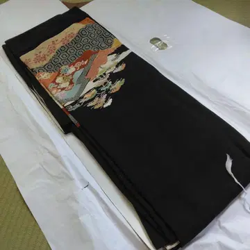 검정 전통 예복 기모노, 다채로운 색상의 꽃무늬와 산 문양