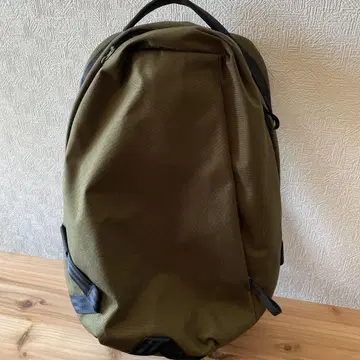 ABLE CARRY 백팩 올리브색 슬림 백팩