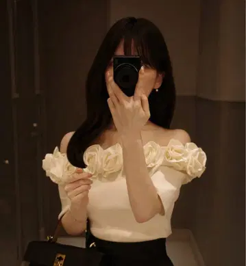 GRL 로즈 모티브 오프숄 니트탑