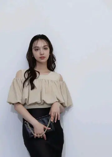 NATURAL BEAUTY BASIC 레이어드 오프숄 니트