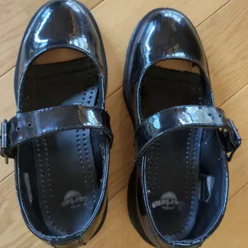 Dr. MARTENS 블랙 에나멜 메리 제인 주스