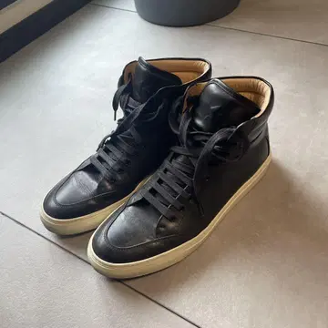 KOIO 블랙 하이컷 스니커즈