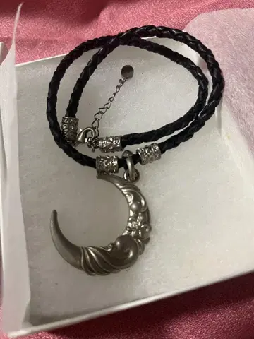 WHITE MOONLIGHT 초커