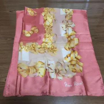 Nina Ricci 꽃과 리본 대형 스카프