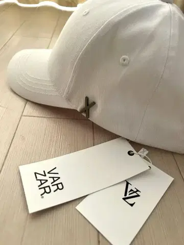 VARZAR 화이트 캡 X 로고 자수