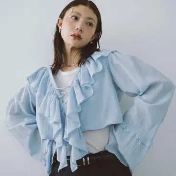 HANNE 앤 레이스업 프릴 블라우스 블루 스카이블루