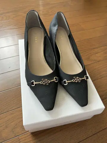 RANDA 블랙 모노그램 엠보싱 펌프스 22.0cm 새상품급