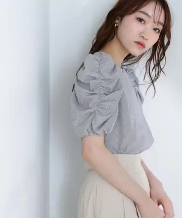 스트라이프 셔링 슬리브 블라우스 퍼프 슬리브 파워숄더 블랙