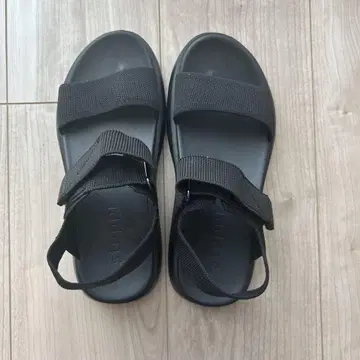 Stepping. 블랙 스포츠 샌들