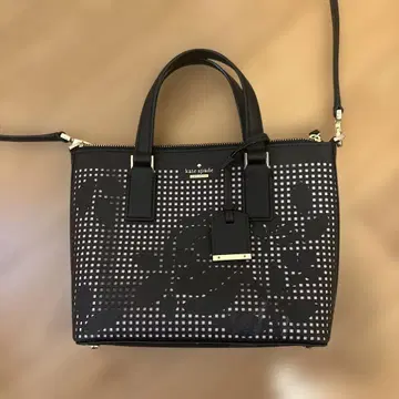 kate spade 꽃무늬 퍼포레이트 백 블랙