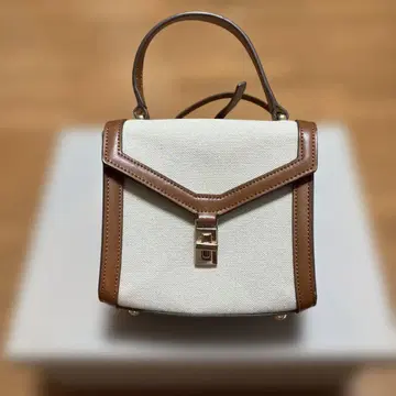 화이트/브라운 플랩 숄더백