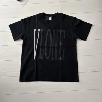 VLONE 블랙 티셔츠