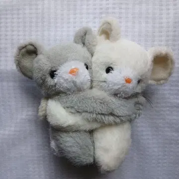 껴안은 쥐 봉제 인형