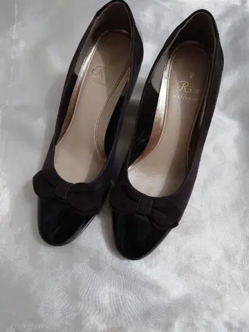 Riz 블랙 스웨이드 에나멜 펌프스 23cm