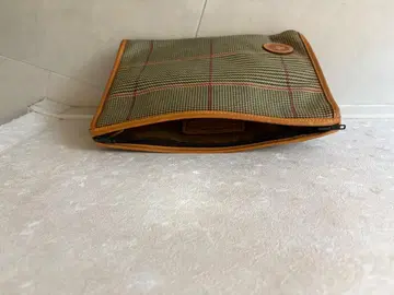 체크 무늬 클러치백