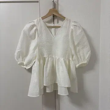 [ 25ss 새상품 ] 시어 노이즈 자카드 블라우스