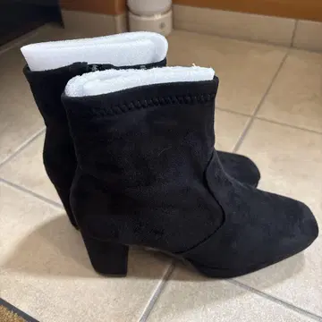 블랙 스웨이드 부티 미디엄 힐
