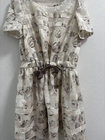 아이보리 꽃무늬 반팔 원피스