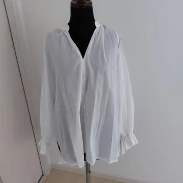 화이트 V넥 긴팔 셔츠