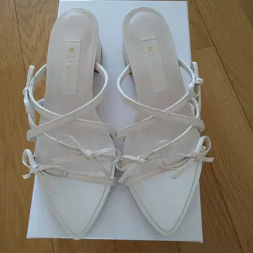 DIANA 리본 샌들