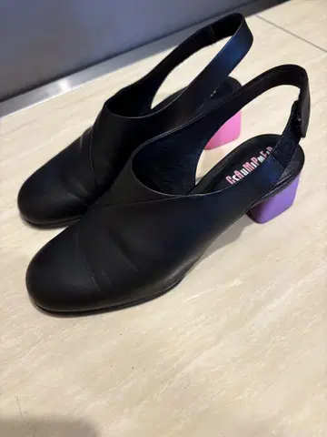 캠퍼 좌우 색깔이 다른 힐