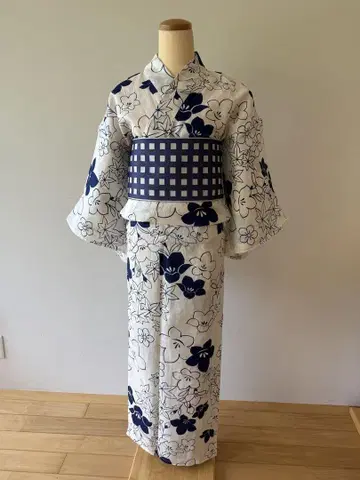 새상품 화이트 베이스에 도라지꽃 패턴 유카타와 오비