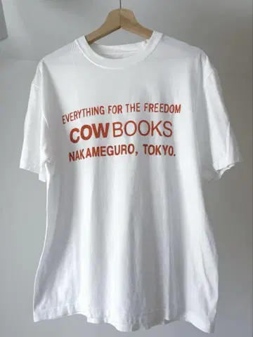 COWBOOKS 티셔츠 WHITE x ORANGE 로고