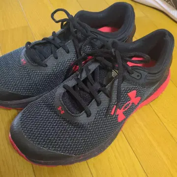 Under Armour 러닝화 블랙/레드 28.5cm