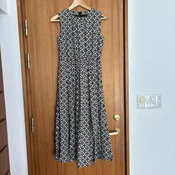 드레스테리아 기하학 무늬 슬리브리스 원피스
