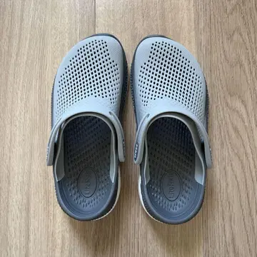 그레이 메쉬 디자인 사보 클로그 샌들