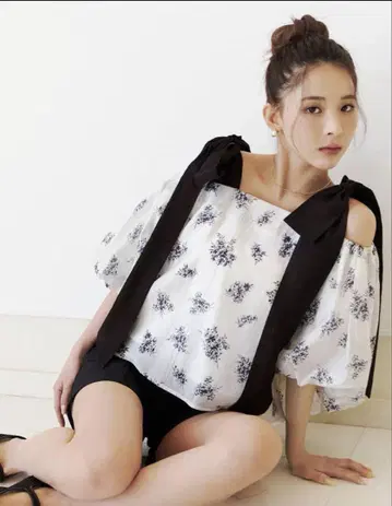 SNIDEL 미치 짱 착용 컨디션 최상 Web 한정 숄더 리본 블라우스