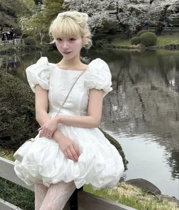 트리트유어셀프 플라워 페탈 자카드 벌룬 원피스 화이트