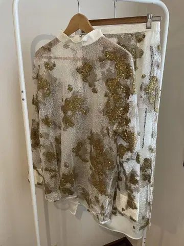 AMERI UND MOYA SPANGLE TOP, SKIRT 세트