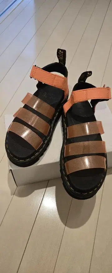 Dr. Martens 샌들