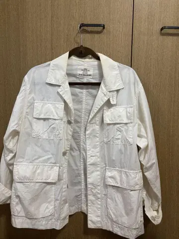 화이트 M 사이즈 밀리터리 자켓 RNA 아르엔에이