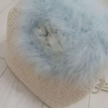 스카이블루 퍼 장식 뜨개질 백 럭색