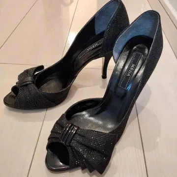MEDA 블랙 오픈토 핀 힐
