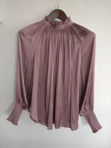스테디셀러 빈티지 새틴 블라우스 (23 AW)