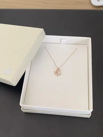로즈 골드 리본 모티브 목걸이