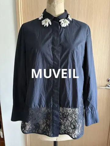 MUVEIL 네이비 긴팔 셔츠 꽃 장식 포함