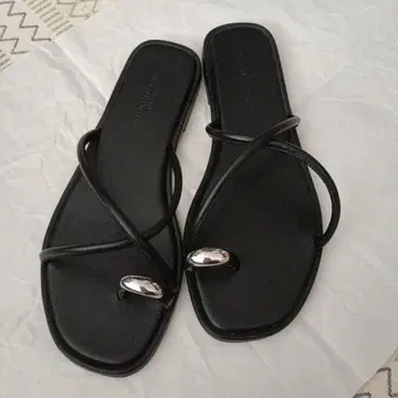 메탈 톤 플랫 샌들 블랙 M 사이즈