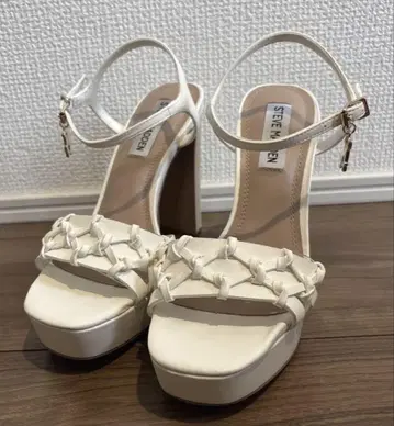 Steve Madden 화이트 플랫폼 샌들