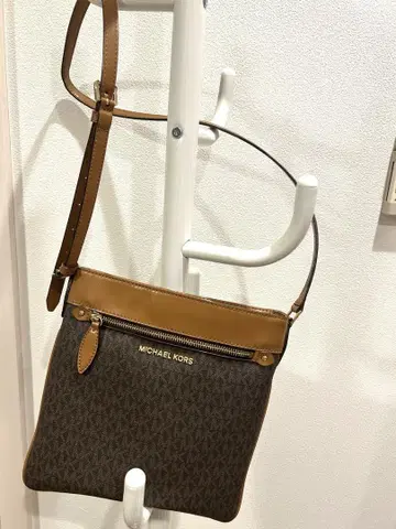 MICHAEL KORS 브라운 숄더백